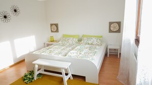 4 bedrooms, desk, free WiFi, bed sheets