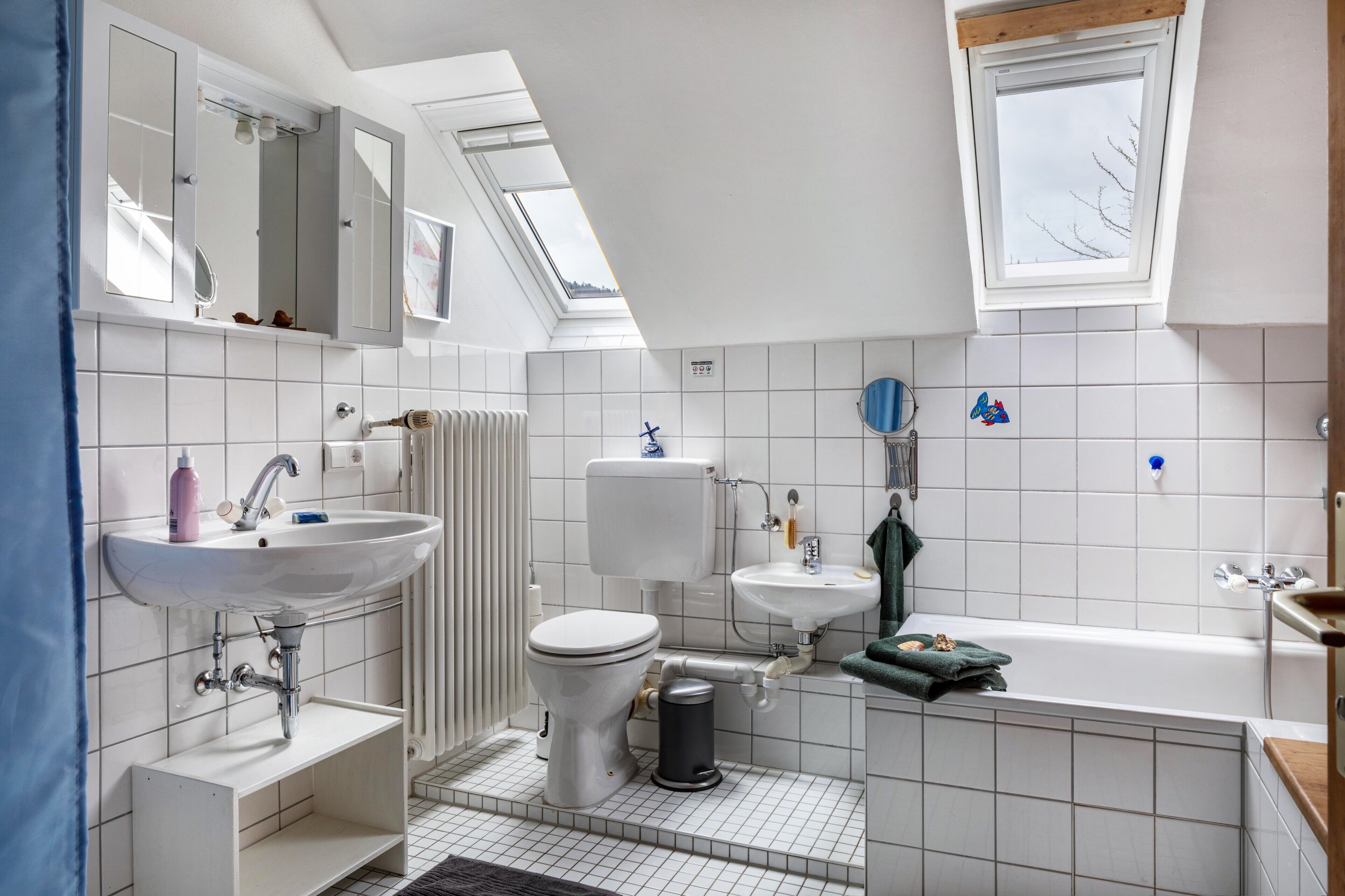 Douche, articles de toilette gratuits, sèche-cheveux, peignoirs