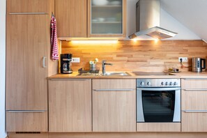 Een koelkast, een oven, een kookplaat, een vaatwasser