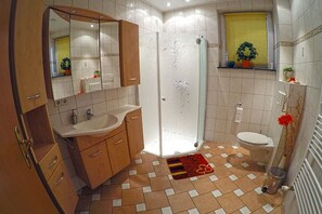 Chuveiro, secador de cabelo, toalhas de banho 