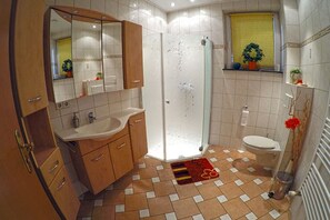 Douche, sèche-cheveux, serviettes fournies