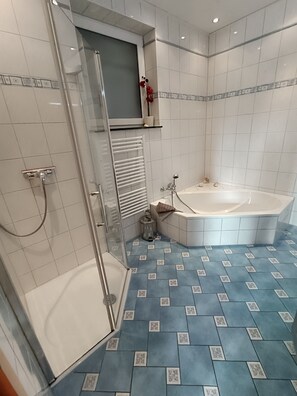 Shower, free toiletries, hair dryer, towels - Apartment 'Ferienbauernhof - Ferienwohnung 6' with Private Terrace, Private Garden and Wi-Fi (Grünow)