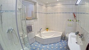 Ducha, artículos de tocador gratuitos, secador de pelo, toallas