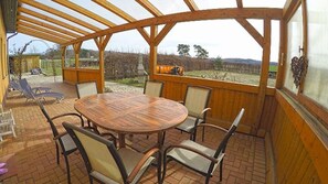 Outdoor dining - Apartment 'Ferienbauernhof - Ferienwohnung 6' with Private Terrace, Private Garden and Wi-Fi (Grünow)