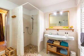 Dusche, Haartrockner, Handtücher