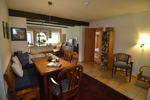 Fernseher, Kamin, DVD-Player, Stereoanlage