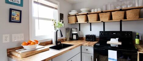 冷蔵庫、電子レンジ、コンロ、コーヒー / ティーメーカー