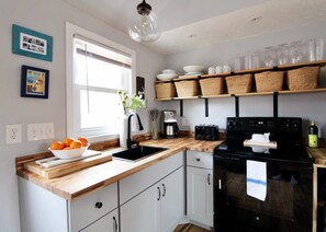 Kjøleskap, mikrobølgeovn, kokeplater og kaffetrakter/tekoker