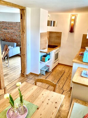 Fridge, microwave, oven, stovetop - Holiday Home 'Ferienhaus bei Juste' with Private Terrace, Shared Garden and Wi-Fi (Schotten)