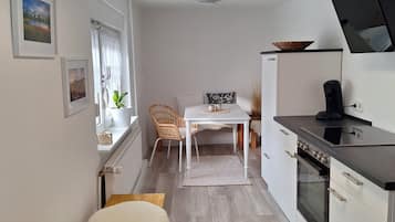 Fridge, oven, stovetop, coffee/tea maker