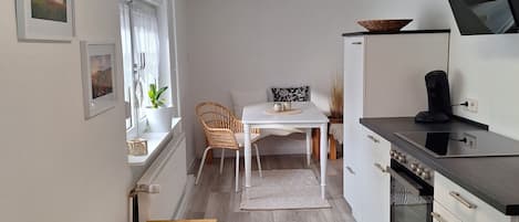 Fridge, oven, stovetop, coffee/tea maker