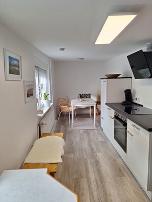 Refrigerador, horno, placa de cocina, cafetera/tetera