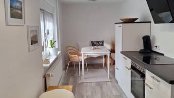 Réfrigérateur, four, plaque de cuisson, cafetiÚre/bouilloire