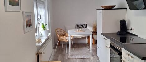 ثلاجة، فرن، موقد طهي مسطح، ماكينة لصنع القهوة/الشاي