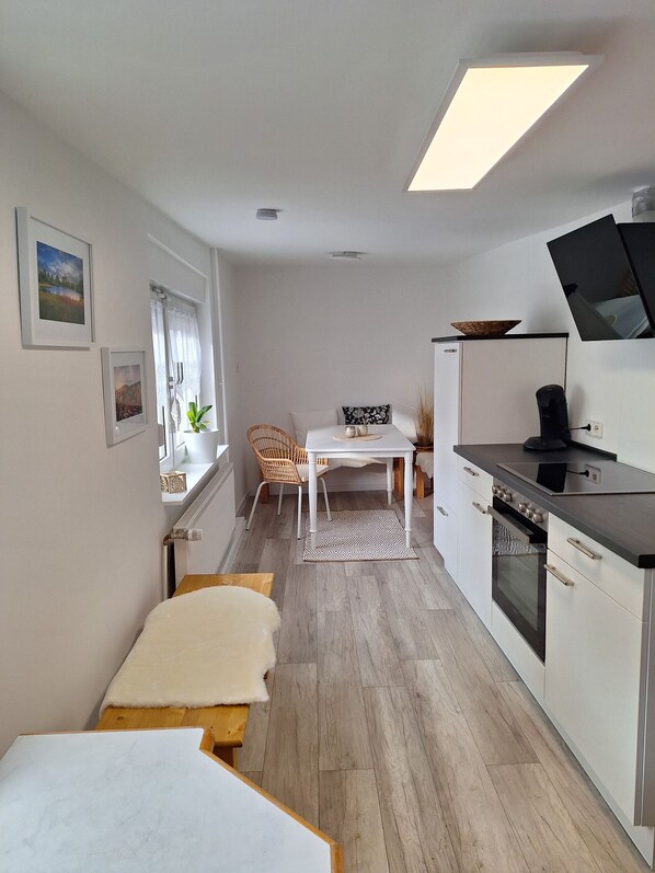 Fridge, oven, stovetop, coffee/tea maker - Apartment 'Ferienwohnung Im Vogelsberg' with Wi-Fi (Schotten)