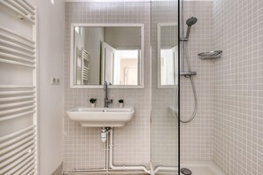 Ducha, secador de pelo, toallas