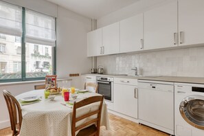 Réfrigérateur, four à micro-ondes, un four, surface de cuisson