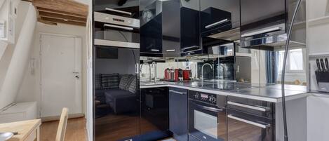 Kjøleskap, mikrobølgeovn, ovn og kokeplater