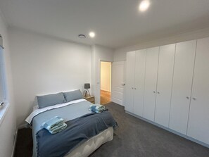 3 habitaciones, tabla de planchar con plancha y wifi gratis 