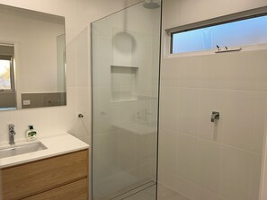 Een douche, een haardroger, handdoeken, zeep