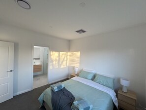 3 dormitorios, tabla de planchar con plancha, wifi gratis y ropa de cama