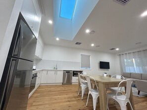 Frigorífico, microondas, horno y placa de cocina