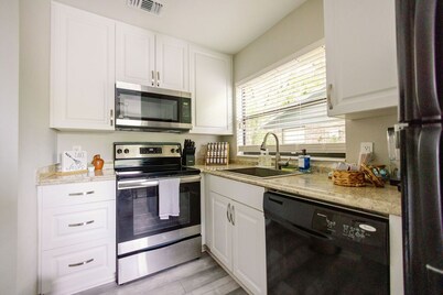 Quiet 1-Story Townhome off I-75 by UF, Shands, VA, Celebration Pointe &Shopping!