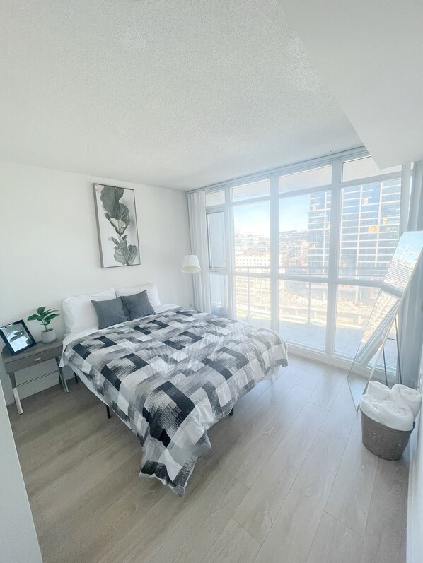 Business Room, City View | Iron/ironing board, free WiFi - City Center Suites (Toronto)