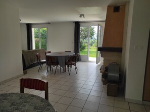 Dining - Chez AUBEE, Country house 2-6 persons (Rives-Dervoises)