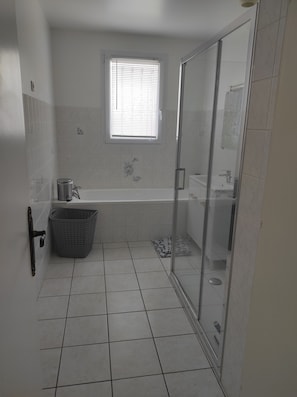 Hair dryer, towels, soap, shampoo - Chez AUBEE, Country house 2-6 persons (Rives-Dervoises)