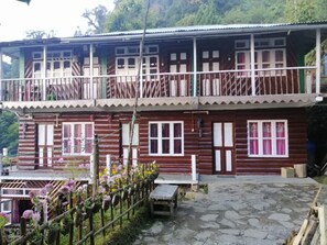 Front of property - Siniolchu Resort Kalimpong (Kalimpong)