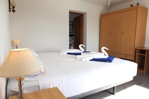 3 bedrooms, iron/ironing board, WiFi, bed sheets