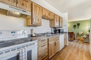 Fridge, microwave, oven, stovetop - 180° Mountain Range Views and Centrally Located (Colorado Springs)