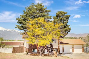 Exterior - 180° Mountain Range Views and Centrally Located (Colorado Springs)