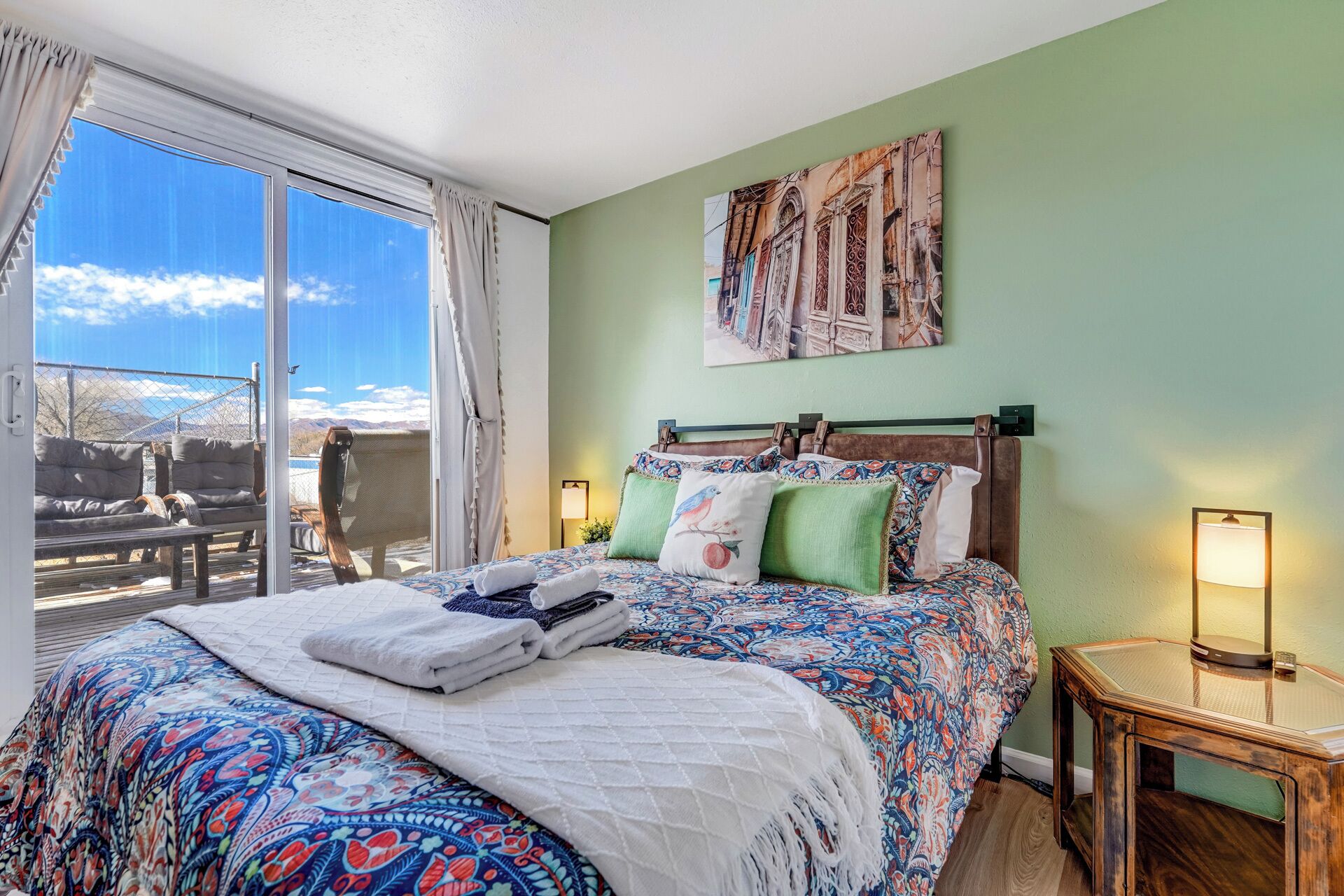 2 habitaciones, caja de seguridad en la habitación y escritorio 