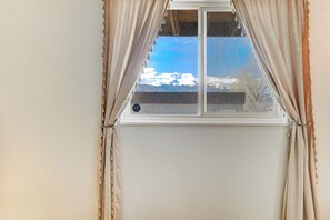 Interior - 180° Mountain Range Views and Centrally Located (Colorado Springs)