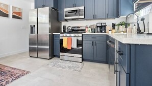 Fridge, microwave, oven, stovetop - Tiny Home - Dark Sky Hideaway (Flagstaff)
