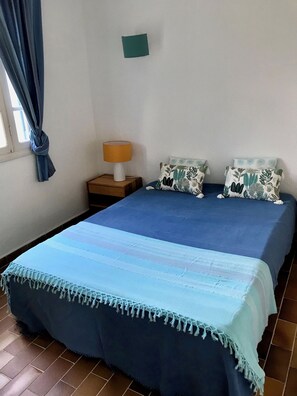 4 bedrooms, iron/ironing board, bed sheets
