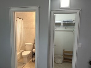 Bathroom -  Elles King Bedroom. (Oakland Park)