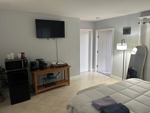 Room -  Elles King Bedroom. (Oakland Park)