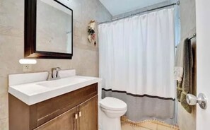 Bathroom -  Elles King Bedroom. (Oakland Park)