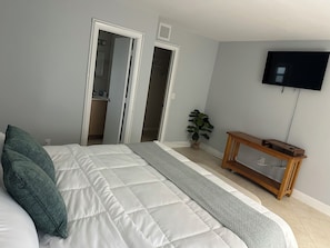 Room -  Elles King Bedroom. (Oakland Park)