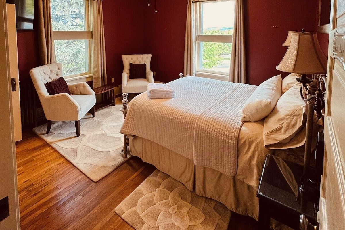Premier Room, 1 Queen Bed, Non Smoking | 1 bedroom, premium bedding, individually decorated