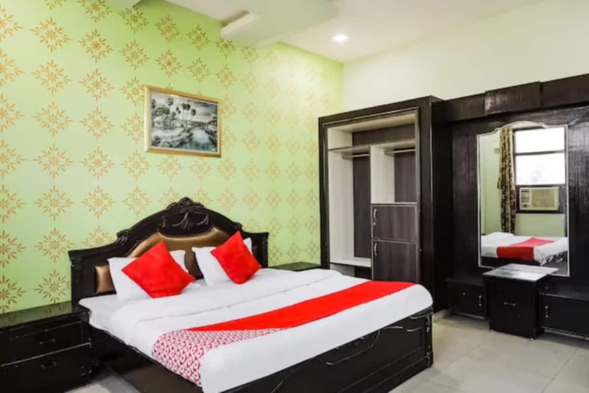 Desk, laptop workspace, free WiFi, bed sheets