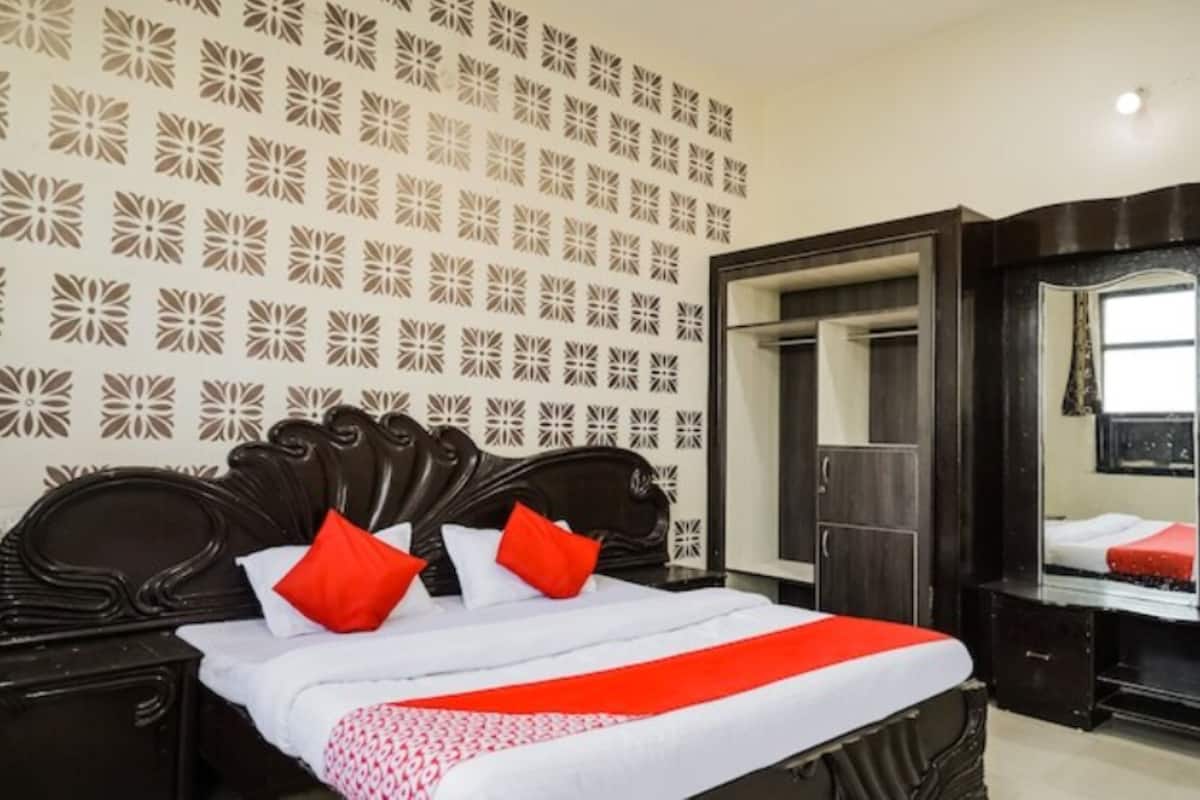 Desk, laptop workspace, free WiFi, bed sheets