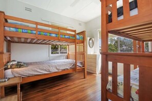 3 chambres, coffres-forts dans les chambres, bureau
