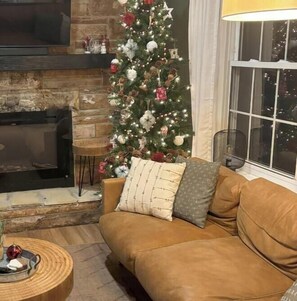 Smart-tv, eldstad och böcker