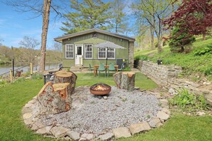 Outdoor dining - Serene Kentucky Lake Cabin Hot tub, Kayaks, Quiet Space, 15 min to Ark (Crittenden)