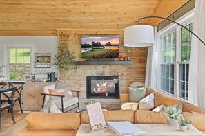 Smart TV, fireplace, books - Serene Kentucky Lake Cabin Hot tub, Kayaks, Quiet Space, 15 min to Ark (Crittenden)
