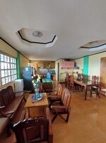 Casa básica, de frente para a praia | Área de estar | TV LED 32 polegadas com canais via satélite, lareira, Netflix